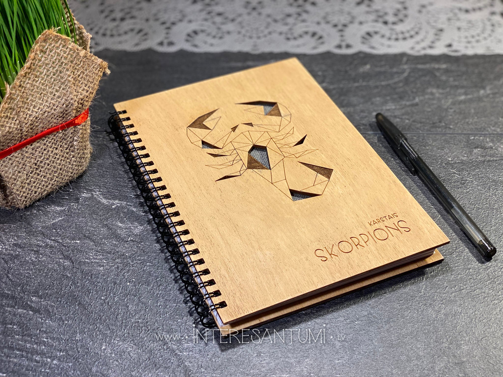 Piezīmju blociņš ar koka vākiem - horoskopi "skorpions"